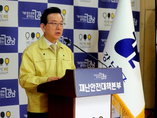 정순균 서울 강남구청장이 27일 기자회견을 열어 ‘제주여행 이후 확진판정 받은 강남구민에 대한 구청장 입장’을 발표하고 있다.(강남구청 제공)