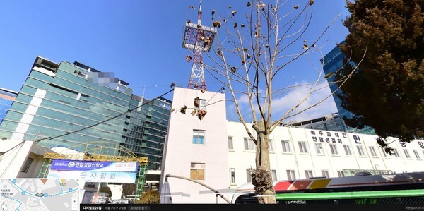 교회 관련 코로나19 확진자가 잇달아 나오면서 종교기관에서 사회적 거리두기 운동에 더욱 적극 참여해야 한다는 목소리가 높다. 사진은 28일 잇달아 확진자가 발생한 서울 구로구 만민중앙교회 전경.(네이버지도 거리뷰)
