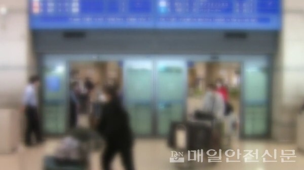 태국을 방문하고 입국한 영국인이 코로나19 의심 증상으로 검체채취와 진단검사를 받고서도 운동시설 등을 돌아다닌 것으로 드러났다. 사진은 인천국제공항을 통해 해외에서 입국하는 모습.(매일안전신문DB)