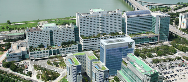 수도권의 코로나19 확진자가 1일 1000명을 넘어선 것으로 나타났다. 사진은 전날 입원중이던 9살 여아가 확진판정을 받은 서울아산병원 전경.(서울아산병원 홈페이지)