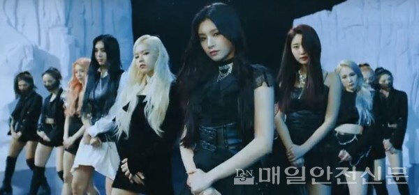 에버글로우 소속 스태프 1명이 코로나19 확전 판정을 받았다 (사진, 에버글로우 페이스북 홈페이지 캡쳐)