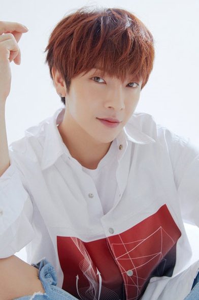 가수 윤학이 강남 유흥업소 출입설에 대해 부인했다. 윤학은 국내 연예인 중 코로나19 첫 확진자로 자가격리 기간 중 강남 유흥업소에 근무하는 지인을 만나 비난을 받고 있다.(사진=소속사 호박덩쿨)