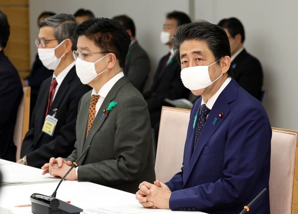 16일 밤 대책본부 회의에서 아베 신조 일본 총리(오른쪽)가 발언하고 있다.(일본총리관저 홈페이지)