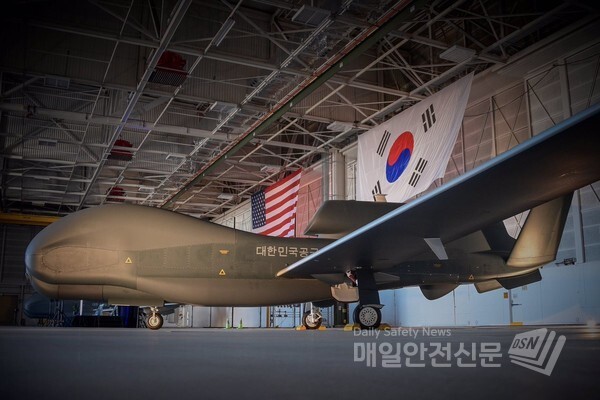 해리 해리스 주한미대사가 19일 자신의 트위터 계정을 통해 한국 도착 사실을 알리면서 공개한 무인정찰기 글로벌호크 사진.(해리스대사 트위터)