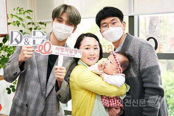 강다니엘이 지난 17일 인공달팽이관 수술로 소리를 찾은 김지연(가명)양 가족과 기념 촬영을 하고 있다.(사랑의달팽이 제공)