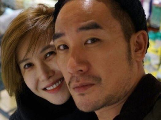 윤혜진이 남편 엄태웅의 과거 성매매 사건과 관련해 충분히 자숙하고 있으며 용서했다고 심경을 고백했다.(사진=엄태웅 인스타그램)