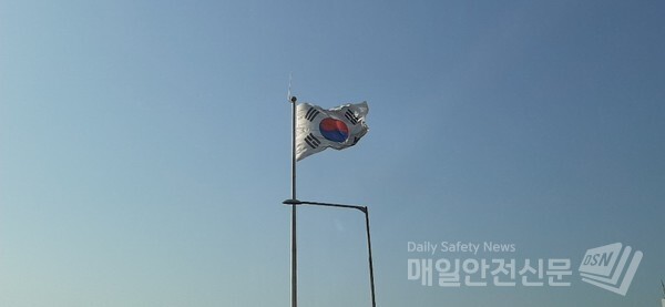 주말에 전국에 강한 바람이 불어 산불예방에 유의해야 할 것으로 보인다. 사진은 24일 강한 바람에 서울 서초구 양재동 현대자동차 사옥 인근 대형 태극기가 나부끼고 있는 모습이다.(신윤희 기자)