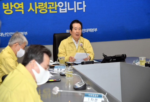 정부가 등교 개학 시기를 늦어도 5월초에 발표할 계획이다. 특히 고3, 중3 등교를 우선으로 검토하고 있다. 사진은 27일 열린 중앙재난안전대책본부 회의(국무총리실 제공)