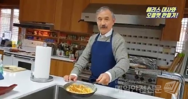 해리 해리스 주한 미국대사가 김치를 활용한 오믈렛을 만들어 보이고 있다.(해리스대사 트위터계정)