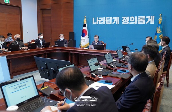 문재인 대통령이 4일 청와대에서 수석보좌관 회의를 주재하고 있다.(청와대 제공)