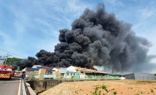 경기도 김포시 통진읍의 한 폐기물 재활용 업체에서 불이 나 1명이 부상당했다.(사진=김포소방서 제공)