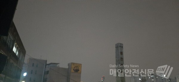 [오늘날씨]9일 오전 전국에 비가 내리는 일부 지역에서는 오후 늦게부터 소강상태를 보이거나 그치겠다.(신윤희 기자)