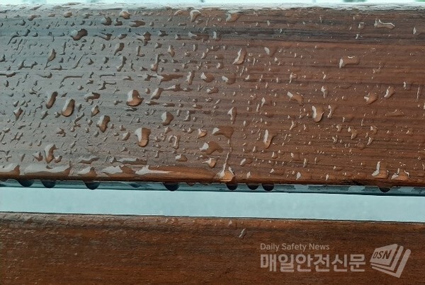 [오늘의 날씨] 10일 오후까지 서울과 경기 내륙 등 중부지방에 약한 비가 계속 내릴 전망이다.(신윤희 기자)