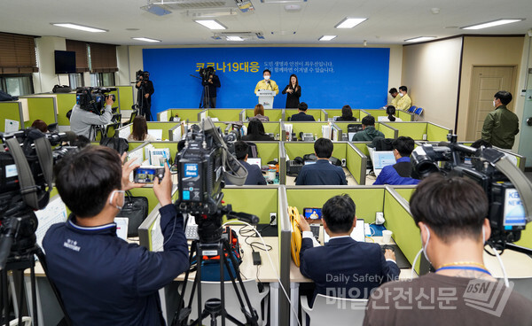 원희룡 제주도지사가 지난 5일 이태원 클럽을 방문한 도내 확진자와 관련된 조치 사항을 발표하고 있다.(제주특별시 제공)