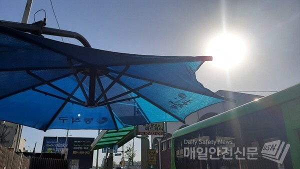 [내일날씨] 13일 전국의 낮 최고기온 19~27도로 예상된 데 이어 14일 낮에도 21~28도로 예상된다. 시내에는 벌써 더위를 피하는 그늘막이 펼쳐지고 있다.(신윤희 기자)