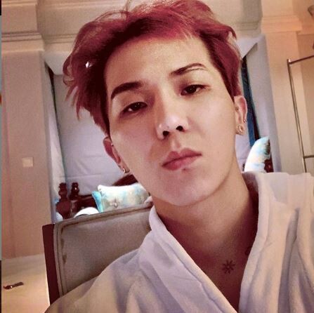 송민호가 양양 클럽을 방문한 것에 대해 사과했으나 네티즌들의 비판은 지속되고 있다.(사진=송민호 SNS)