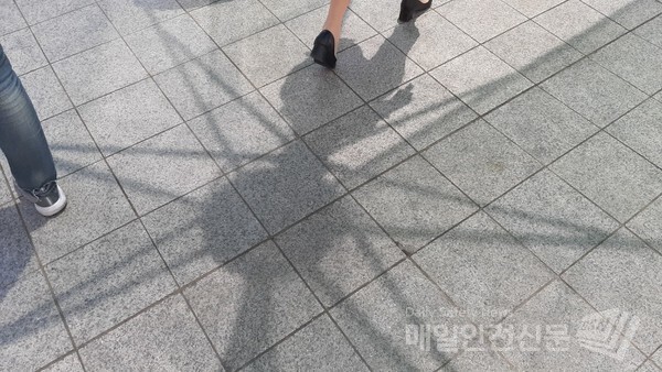 [오늘날씨] 13일 맑은 가운데 다소 더운 기온을 나타내고 있으나 금요일부터 비가 내리기 시작할 전망이다.(신윤희 기자)