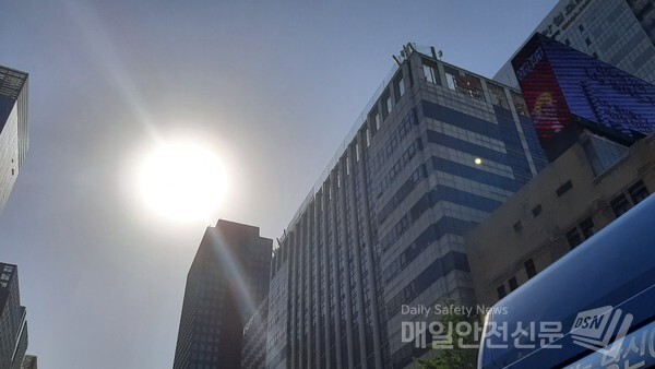 [내일날씨] 14일은 전국이 대체로 맑다가 오전부터 구름이 많아지겠다. 금요일인 15일에는 흐리고 새벽부터 비가 내릴 전망이다.(신윤희 기자)
