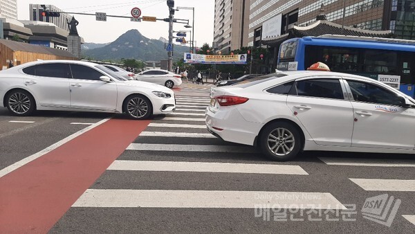 [주말날씨] 금요일인 내일 15일 새벽부터 주말 토요일 아침까지 전국에 비가 내릴 전망이다.