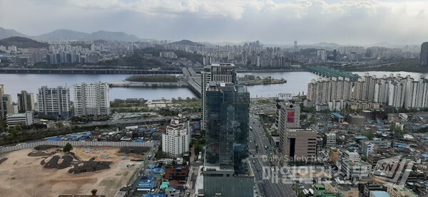 20일부터 토지거래허가구역으로 지정되는 용산 일대. 국제빌딩에서 내려다본 가운데 한강대로를 중심으로 오른쪽이 용산 철도정비창 부지 쪽으로 한강변의 서부이촌동도 토지거래허가구역에 포함됐다.(신윤희 기자)