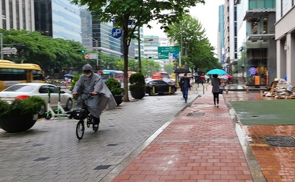 [오늘 날씨 주말 날씨 주말 날씨 기상청] 제주도를 비롯한 일부 지역에 강풍 주의보, 풍랑 주의보, 호우 경보, 호우 주의보를 발령했다. (사진, 강수진 기자)