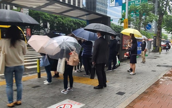 [오늘 날씨 주말 날씨 주말 날씨 기상청] 주말을 맞은 15일 오전 8시 20분에 기상특보가 발효중이다.(사진 강수진 기자)