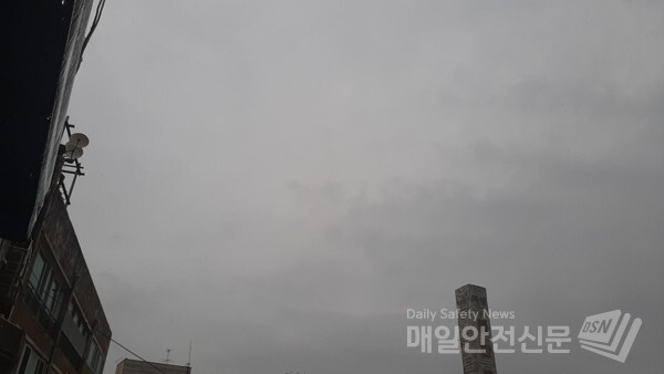 [오늘날씨]15일 오늘 현재 전국에 비가 내리고 있다. 토요일인 내일 새벽까지 오다가 오전 9시 무렵 대부분 그치겠다. (신윤희 기자)