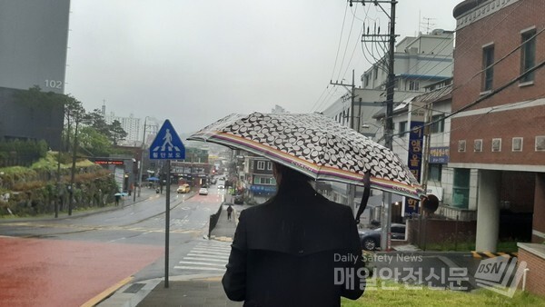 [내일날씨]전국에 내리고 있는 비는 주말인 16일 내일 아침까지 대부분 그치겠다. 일요일인 17일에는 대체로 흐린 날씨가 되겠다.(신윤희 기자)