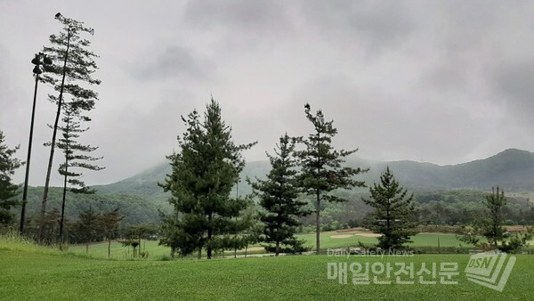 [내일날씨]일요일인 17일 내일도 대체로 흐리고 오후부터 밤 사이 경기 북부 비가 오고 전국 그밖에 지역에서 빗방울이 곳에 따라 내리겠다.(신윤희 기자)