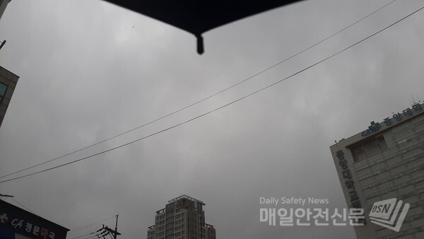 [오늘날씨]일요일인 오늘 오후부터 밤 사이 서울과 경기 북부와 강원 북부에 돌풍과 천둥·번개를 동반한 비가 오는 곳이 있겠다..(신윤희 기자)