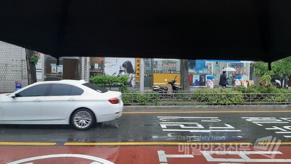 [주말과 내주날씨]18일 전국이 흐리고 아침에 경기 북부부터 비가 시작해 낮 12시 전국 대부분으로 확대될 전망이다.  화요일인 19일에도 비가 오는 곳이 있겠다.(신윤희 기자)