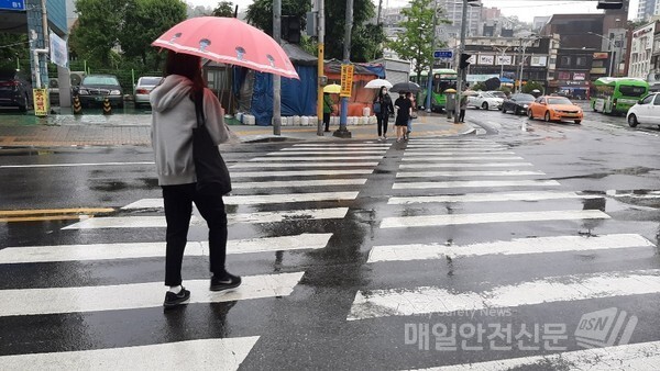 [내일날씨]오늘 비가 오는 데 이어 월요일인 내일에도 낮부터 전국 대부분 지역에서 비가 내일 전망이다.(신윤희 기자)