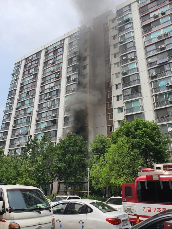 서울 창동의 15층 아파트 2층에서 화재가 발생해 소방차 5대가 출동하여 진압중이다. (사진=독자 제공)