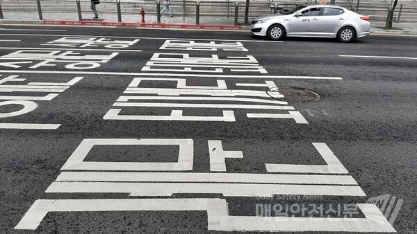 [내일날씨]18일 오후부터 내린 비는 19일까지 경기 북부와 강원도(영서남부 제외)에 150㎜ 이상의 강수량을 기록하겠다. 강원 영동북부에는 19일 강한 비가 이어지면서 200㎜ 이상까지 예상된다.(신윤희 기자). 