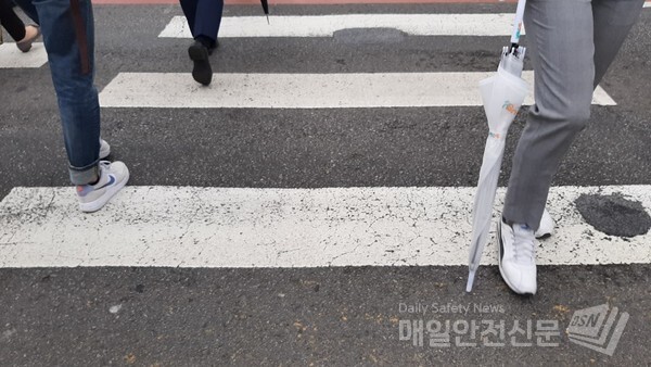 [오늘날씨]18일 오후 하늘도 많은 빗물을 뿌릴 전망이다. 오후부터 내일 새벽까지 천둥과 번개를 동반해 중부지방에 많은 비가 내리겠다.(신윤희 기자)