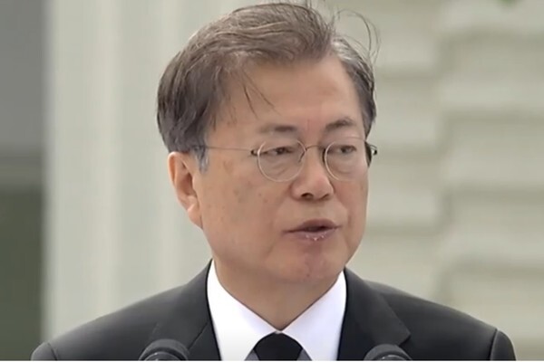 18일 5.18광주민주화운동 기념식에 참석해 기념사를 하는 문재인 대통령의 입술이, 최근 피곤했던듯 피부가 벗겨진 모습이다.(YTN 영상 캡처)