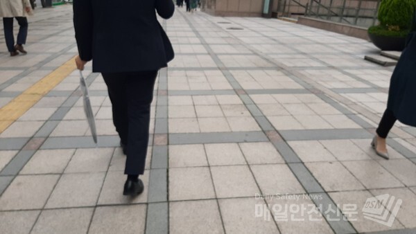 [오늘날씨]20일 오늘 낮 12시까지 서울·경기도에 산발적으로 빗방울이 떨어지는 곳이 있겠다.(신윤희 기자)