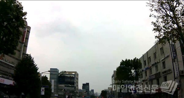 [주말날씨]오늘 오후 강원도 산지를 중심으로 국지적으로 강하게 시작한 비는 점차 경기도 동부와 강원도 내륙으로 차차 확대되고, 서울과 전체 경기도에도 오후 6∼7시 이후 비가 시작되겠다.(신윤희 기자)