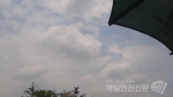 [오늘 현재의 날씨]일요일인 24일 오전 경기도 남부와 충청도, 강원도 지역에 비가 오는 곳이 있다. 서울과 경기도 북부 지역에는 산발적으로 빗방울이 떨어지는 곳이 있다.(신윤희 기자)