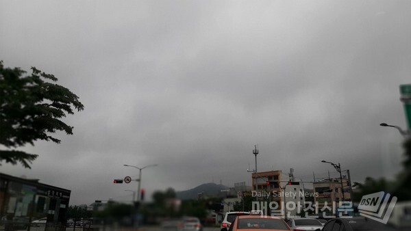 [내일날씨]오늘 중부 지방을 중심으로 오전에 비가 오고 월요일인 내일은 전국이 대체로 맑겠다. 잔뜩 흐린 날씨 탓에 서울 남산타워가 가려져 보이지 않는다. (신윤희 기자)