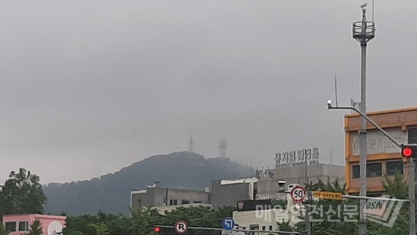 [내주날씨]내주 전국은 대체로 맑겠으며 주말인 30일과 31일 제주도에 비가 내릴 전망이다. 사진은 24일 오전 남산타워가 안개에 둘러싸여 있는 모습.(신윤희 기자)