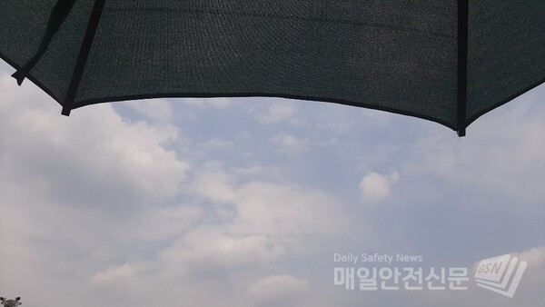 [내일의 날씨] 내일 전국에 구름 많겠고 모레 오후부터 자정까지 서울과 경기, 강원도 비 오는 곳이 있겠다.(신윤희 기자)