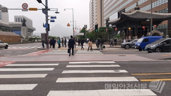 [내일날씨]내일 오전까지 전국에 구름이 많고 오후부터 수요일 새벽까지 전국이 대체로 흐릴 전망이다. 24일 오늘 출근길 아침 광화문 네거리에서 바라본 청와대가 안개에 싸여 있다.(신윤희 기자)