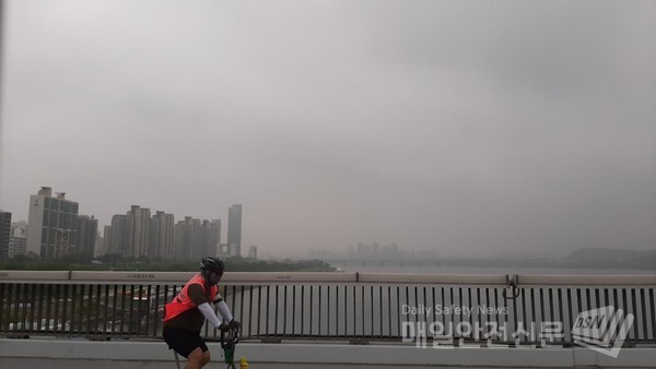 [오늘의 날씨]오늘은 전국이 가끔 구름이 많겠다. 내일 오전까지 전국에 구름이 많고 오후부터 수요일 새벽까지 전국이 대체로 흐리겠다. 24일 오늘 아침 출근길 한강애 짙은 안개에 내려앉은 모습이다.(신윤희 기자)