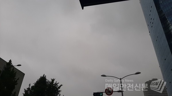 [내일날씨] 26일 내일 대체로 맑다가 차차 흐려져 낮부터 중부지방과 전북·경북 북부에 비가오는 곳이 있겠다.(신윤희 기자)