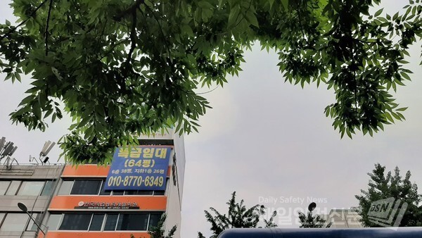 [오늘의 날씨]26일 오늘 낮 12시부터 자정 사이 중부지방과 전북북부, 경북북부에는 대체로 흐리고 비가 오는 곳이 있겠고, 충청남부와 전북북부에는 내일) 새벽 3시까지 비가 이어지는 곳이 있겠다.(신윤희 기자)