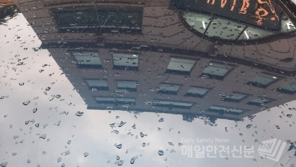 [내일날씨]서울과 경기 남부는 오늘 밤 9시까지 산발적으로 빗방울이 떨어지는 곳이 있겠고, 내일은 전국이 대체로 맑겠다.(신윤희 기자)