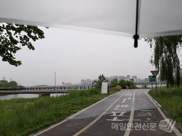 [내일의 날씨] 26일 오후 9시 현재 전국이 대체로 구름 많은 가운데 서울과 경기도, 강원도는 흐리고 비가 오고 있으나 내일 은중부지방 가끔 구름이 많고 남부지방 대체로 맑겠다.(신윤희 기자)