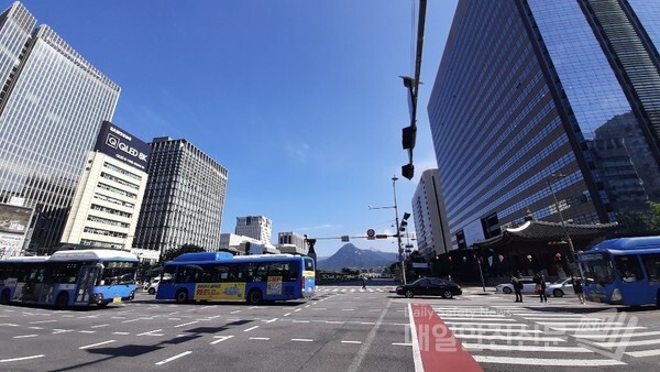 [내일날씨]27일 오늘 전국에 가끔 구름이 많은 날씨를 보인 가운데 서울 도심 하늘이 맑다. 내일은 내일도 전국에 가끔 구름많겠다. /신윤희 기자