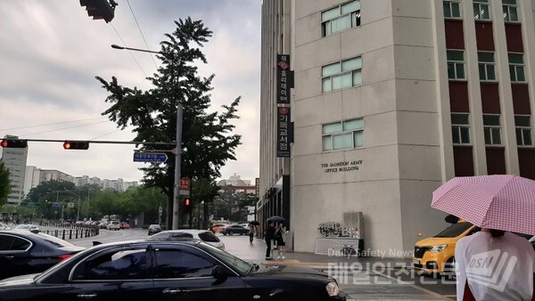 [오늘의 날씨]28일 오늘 전국에 아침부터 밤 사이 비나 소나기 오는 곳이 있을 것으로 예보된 가운데 아침 출근길 빗방울이 떨어지자 한 시민이 우산을 받쳐들고 있다.(신윤희 기자)